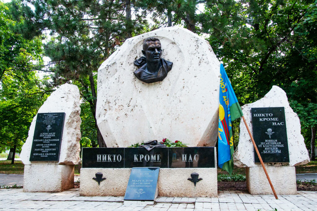 Памятник Герою Советского Союза, основателю воздушно-десантных войск СССР Василию Филипповичу Маргелову.
