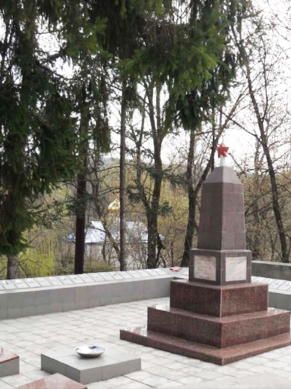 с. Севериновка. Братская могила воинов-освободителей и памятник воинам-односельчанам, погибшим в годы Великой Отечественной войны.