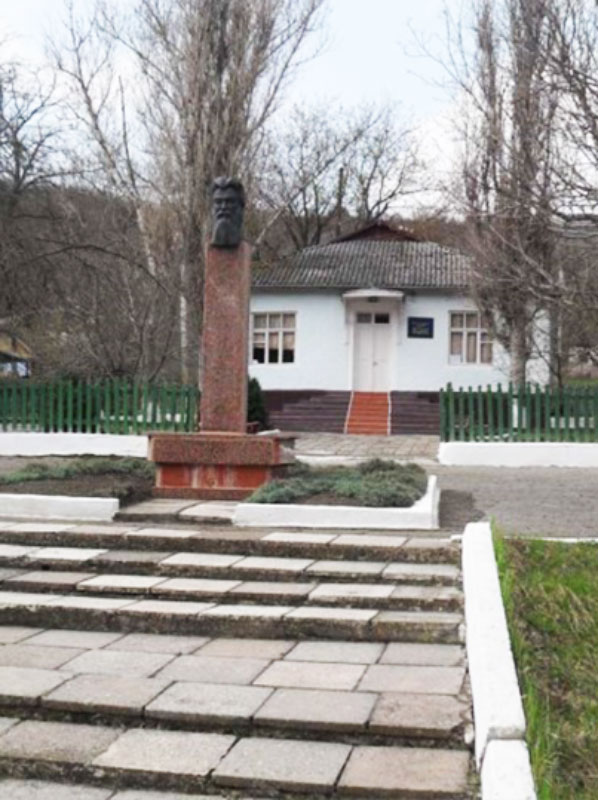 с. Севериновка. Литературно-мемориальный музей Героя Советского Союза Петра Петровича Вершигоры.