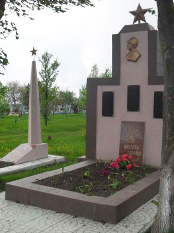 с. Слобода-Рашков. Могила неизвестного солдата и памятник воинам-односельчанам, погибшим в годы Великой Отечественной войны.