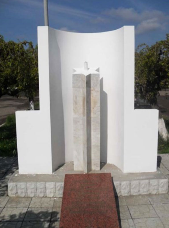Каменка. Памятник каменчанам, погибшим в годы немецко-румынской оккупации