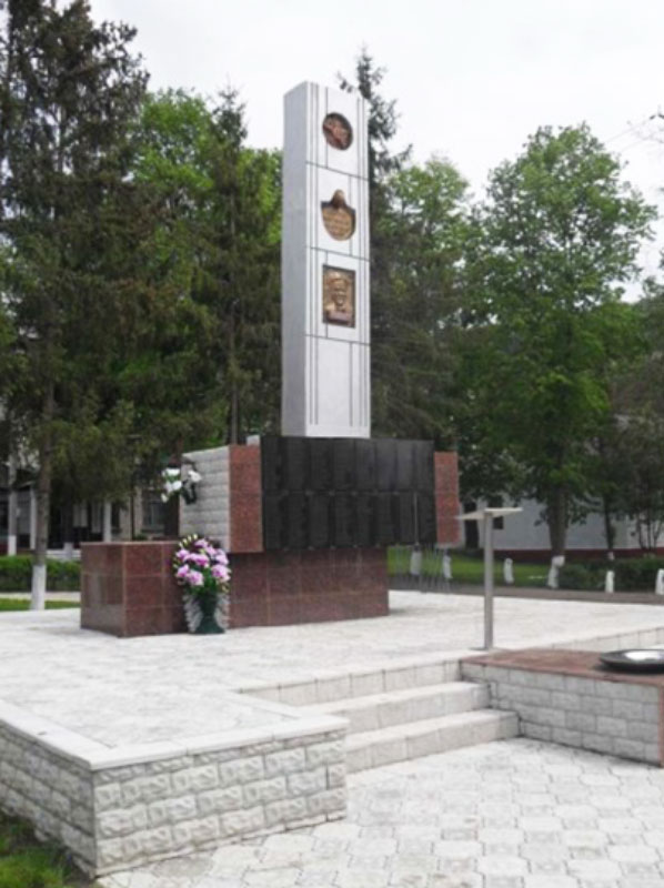 с. Рашков. Братская могила и памятник воинам-односельчанам, погибшим в годы Великой Отечественной войны.
