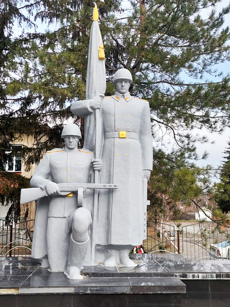 Братская могила советских воинов и памятник односельчанам, погибших в годы Великой Отечественной войны 1941-1945 годов