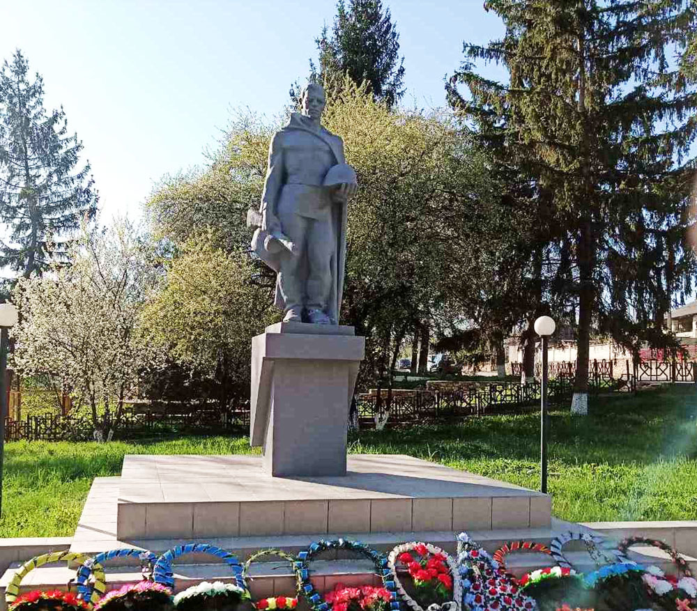 Братская могила советских воинов и памятник односельчанам, погибшим в годы Великой Отечественной войны 1941-1945 годов