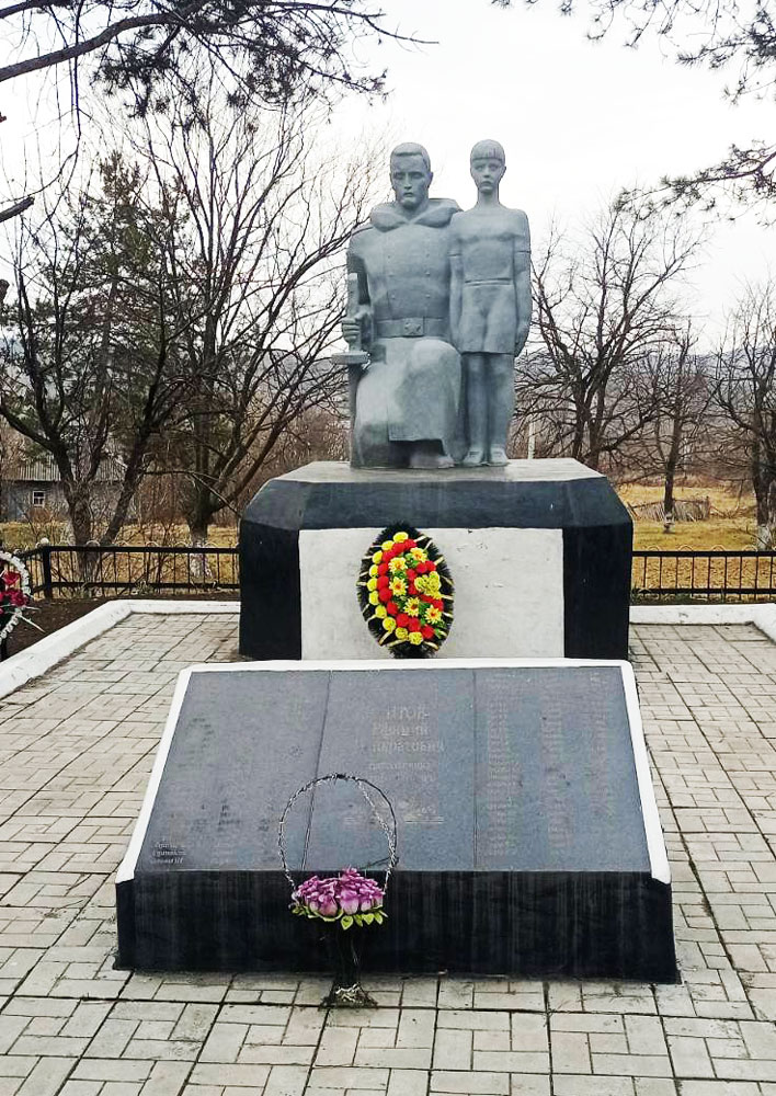 Могила советского солдата Е.П. Титова и памятник односельчанам, погибшим в годы Великой Отечественной войны 1941-1945 годов