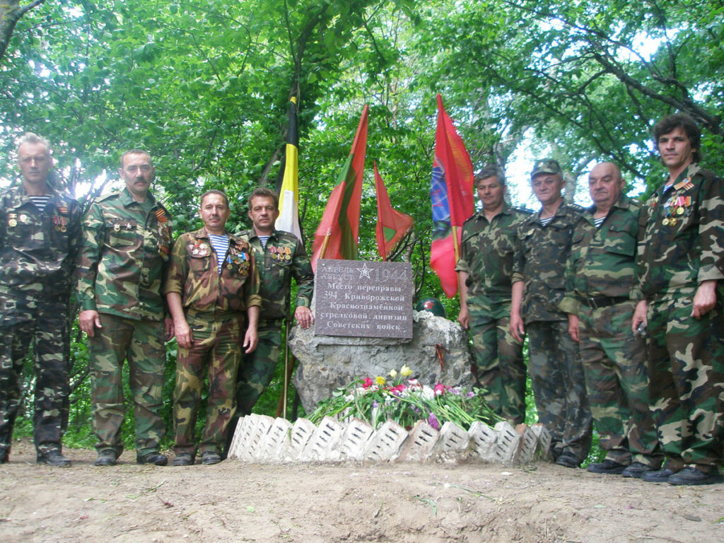 Воины-интернационалисты, защитники ПМР у памятного знака переправы на Днестре у села Незавертайловки.