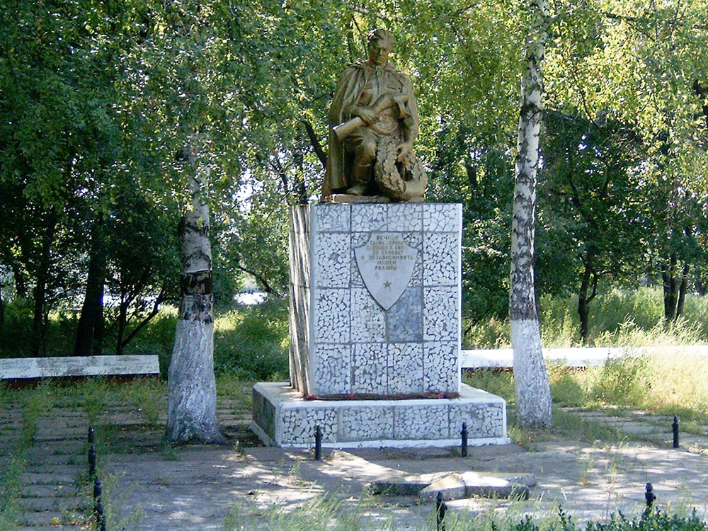 В посёлке Новотираспольский (рядом с совхозом-техникумом им. М.В. Фрунзе) находится памятник Неизвестному Солдату, безымянному герою Великой Отечественной.