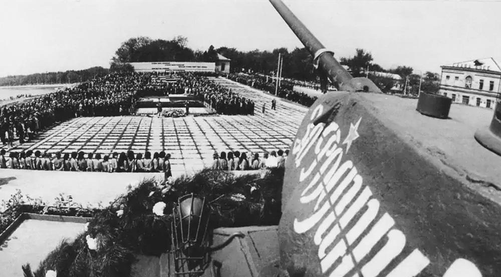 23 февраля 1972 года в торжественной обстановке провели перезахоронение останков советских солдат и офицеров на Мемориальном комплексе Славы.